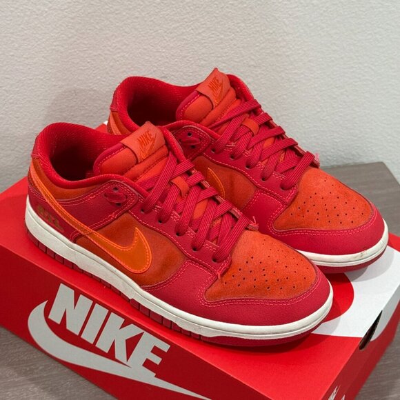 NIKE DUNK LOW ATL UNIVERSITY RED/BRIGHT CRIMSON UNIVERSITE ROUGE/CRAMOISI VIF - Picture 2 of 8